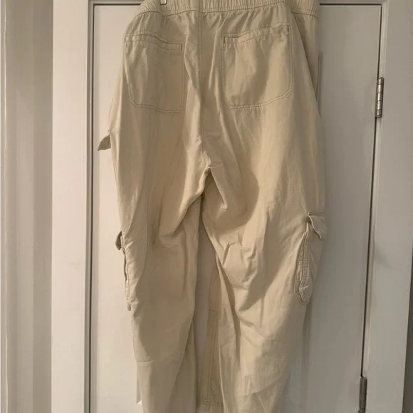 Old Navy Cream Cargo Pants - Picture 4 of 6